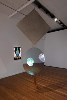 installation view; Mikala Dwyer Flat Square Circle Sculpture, 2019; pol­ished stain­less steel and copper; 350 x 160 x 160 cm; enquire