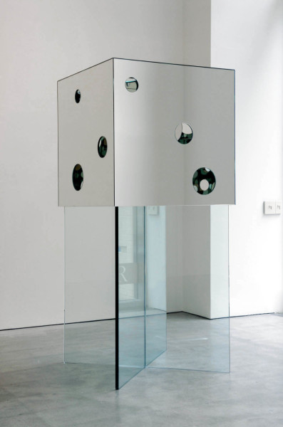Yayoi Kusama The Passing Winter, 2005; mirror, glass; 190 x 80 x 80 cm (sculpture), 110 cm (pedestal)
