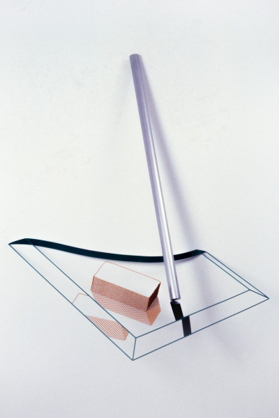 Neil Dawson, Confidence Trick, 1988; expanded mesh, steel, aluminium, epoxy paint; 120 x 110 x 60 cm