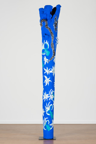 Dhambit Munuŋgurr Wakwak, 2023; 4313-23; acrylic on Eucalyptus Tetradonta; 330 x 60 x 60 cm; enquire